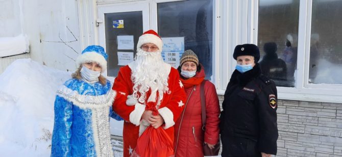 «Полицейский Дед Мороз» посетил с подарками 70 соликамских ребятишек